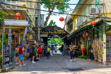 Bangkok, Tayland - 23 Kasım 2025: Song Wat Caddesi sanatı Tayland 'ın Samphanthawong ilçesinde tarihi bir yoldur.