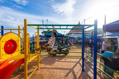 Küçük okul çocuğu dışarıda oyun parkına tırmanmayı seviyor.