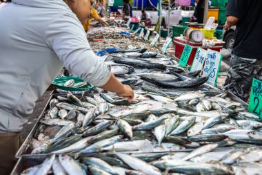 İnsanlar deniz ürünleri geleneksel balıkçılık pazarı gıda endüstrisini elde tutuyorlar.