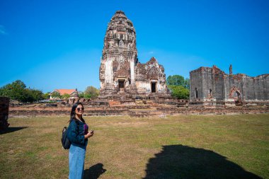 Güzel Asyalı kadın sırt çantası Tayland 'daki Budist tapınağında seyahat ediyor.