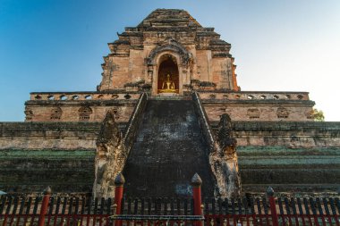 Wat Chedi Luang Varavihara Büyük Stupa Budist Tapınağı tarihi Chiang Mai, Tayland.