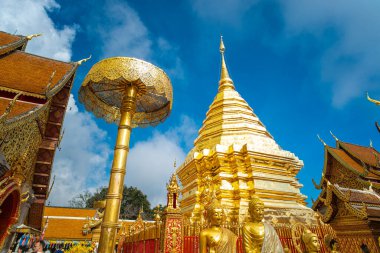 Altın pagoda Wat Phra. Doi Suthep Budist tapınağı. Chiangmai Tayland 'da dağ turu gezisi.