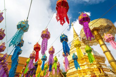 Altın pagoda Wat Phra. Doi Suthep Budist tapınağı. Chiangmai Tayland 'da dağ turu gezisi.