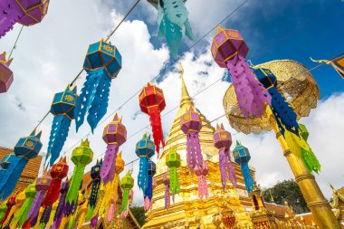 Altın pagoda Wat Phra. Doi Suthep Budist tapınağı. Chiangmai Tayland 'da dağ turu gezisi.