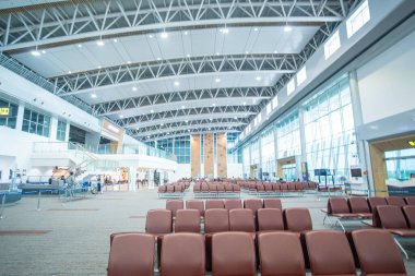 İçi boş havaalanı bekleme salonu. Geçit havayolları nakil arkaplan bekliyor.