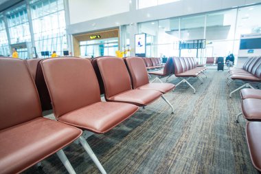 İçi boş havaalanı bekleme salonu. Geçit havayolları nakil arkaplan bekliyor.