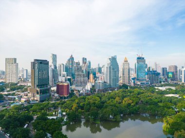 Gökyüzü manzaralı yeşil ağaç ormanı Lumpini halk parkı modern ofis binası devasa mavi bir gökyüzü bulutu Bangkok Tayland