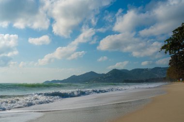 Deniz kıyısı mavi gökyüzünü bulutlu turkuaz su yaz tatili Koh Samui Tayland