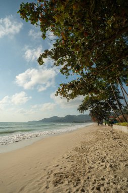 Deniz kıyısı mavi gökyüzünü bulutlu turkuaz su yaz tatili Koh Samui Tayland