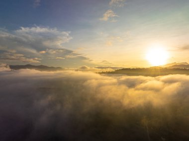 Tropikal yağmur ormanları ve dağ manzarasıyla sabah hava manzarası.
