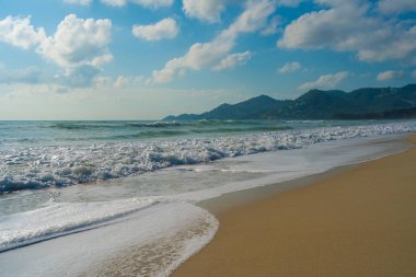 Deniz kıyısı mavi gökyüzünü bulutlu turkuaz su yaz tatili Koh Samui Tayland