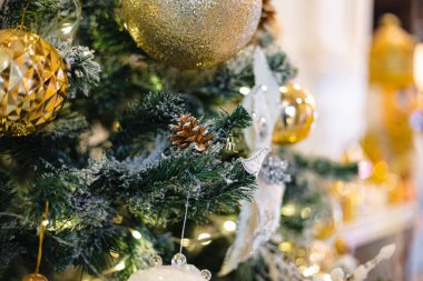 Çam ağacı dalında Noel hediyesi süsü Kış mevsimi mutlu noel arkaplanı