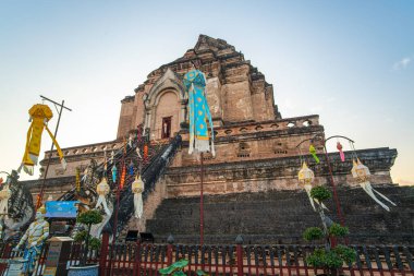 Wat Chedi Luang Varavihara Büyük Stupa Budist Tapınağı tarihi Chiang Mai, Tayland.