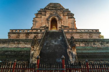 Wat Chedi Luang Varavihara Büyük Stupa Budist Tapınağı tarihi Chiang Mai, Tayland.