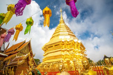 Altın pagoda Wat Phra. Doi Suthep Budist tapınağı. Chiangmai Tayland 'da dağ turu gezisi.