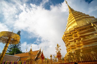 Altın pagoda Wat Phra. Doi Suthep Budist tapınağı. Chiangmai Tayland 'da dağ turu gezisi.