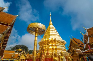 Altın pagoda Wat Phra. Doi Suthep Budist tapınağı. Chiangmai Tayland 'da dağ turu gezisi.