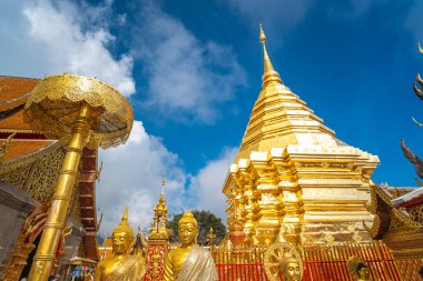 Altın pagoda Wat Phra. Doi Suthep Budist tapınağı. Chiangmai Tayland 'da dağ turu gezisi.