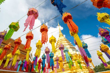 Altın pagoda Wat Phra. Doi Suthep Budist tapınağı. Chiangmai Tayland 'da dağ turu gezisi.
