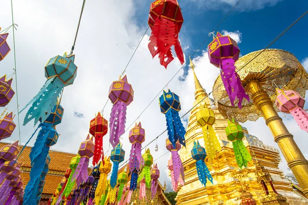 Altın pagoda Wat Phra. Doi Suthep Budist tapınağı. Chiangmai Tayland 'da dağ turu gezisi.