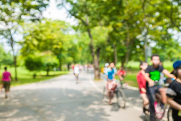 Parque verde desfocado com fundo natural bokeh — Fotografia de Stock