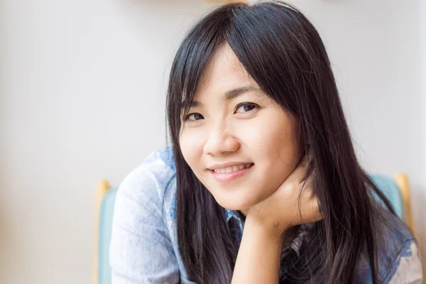 Joven atractivo asiático mujer relajante —  Fotos de Stock