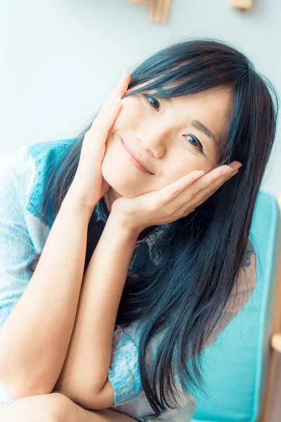 Giovane attraente donna asiatica rilassante — Foto Stock