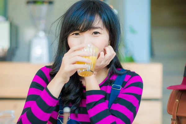 Iszik, narancslé mosolygó nő — Stock Fotó