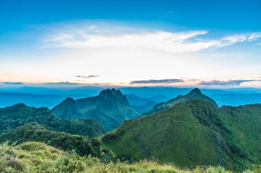 Renkli yaz manzara alt günbatımı sırasında Alp