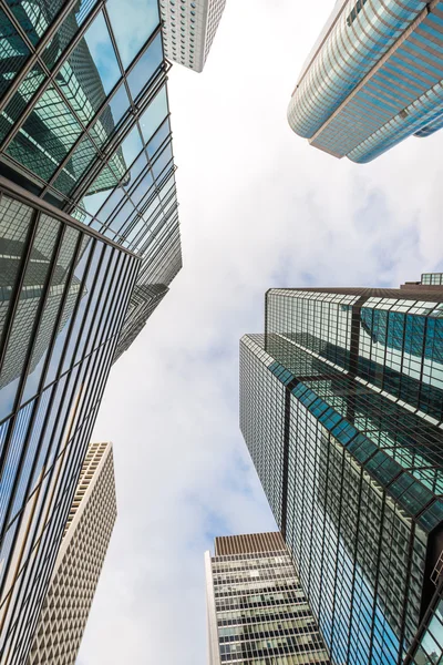 Rascacielos de edificio moderno de cristal azul — Foto de Stock