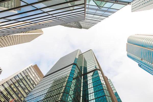 Rascacielos de edificio moderno de cristal azul — Foto de Stock