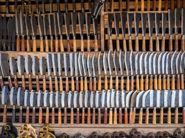 Birçok tür ahşap raf üzerinde bıçaklar 