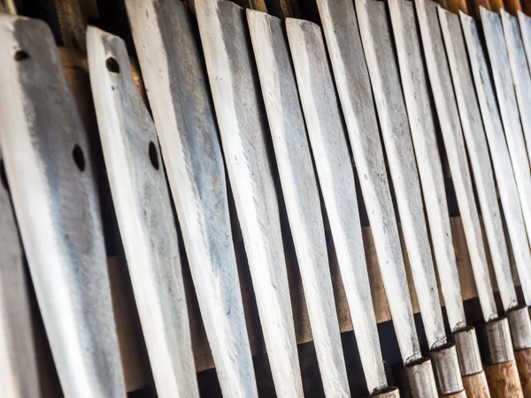 Birçok tür ahşap raf üzerinde bıçaklar — Stok fotoğraf