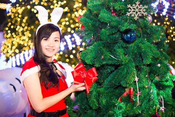 Asiatische Frauen tragen Weihnachtsmann-Klamotten mit Baum — Stockfoto