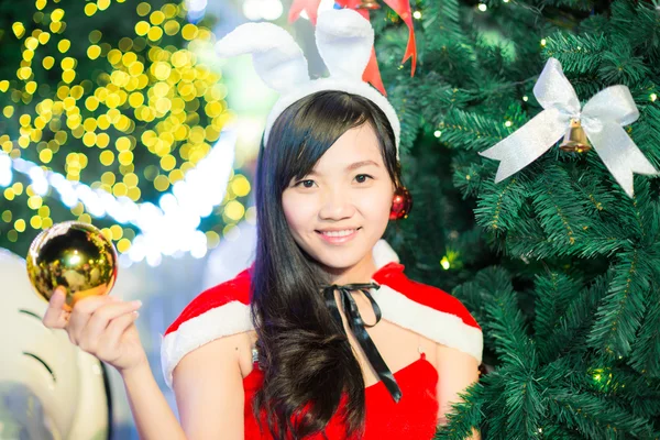 Asiatische Frauen tragen Weihnachtsmann-Klamotten mit Baum — Stockfoto