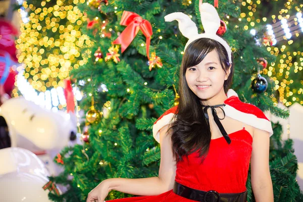 Asiatische Frauen tragen Weihnachtsmann-Klamotten mit Baum — Stockfoto