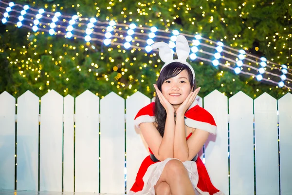 Asiatiska kvinnor bär jultomten kläder med träd — Stockfoto