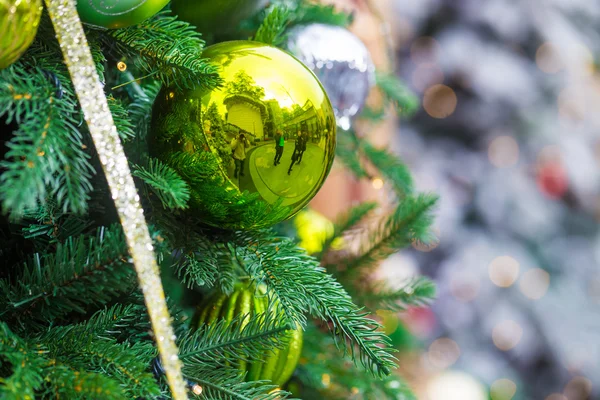 Στολισμένο χριστουγεννιάτικο δέντρο στη θολά — Φωτογραφία Αρχείου