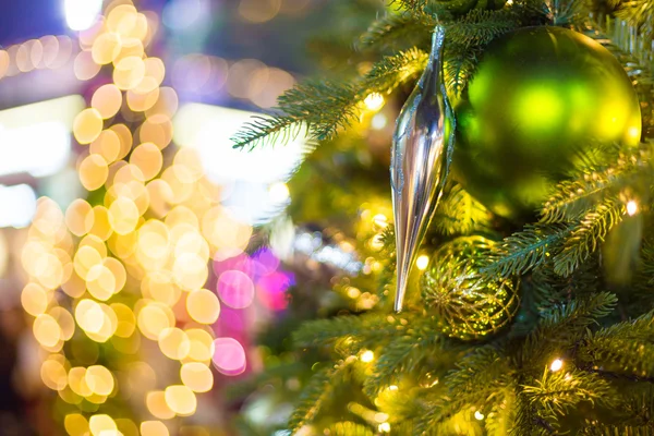 Closeup της χριστουγεννιάτικο δέντρο τη νύχτα — Φωτογραφία Αρχείου