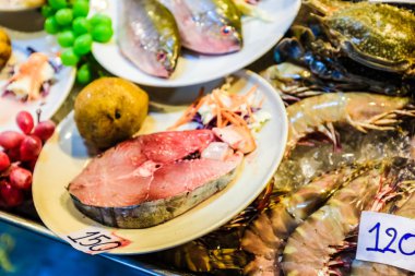 Buz yatakta taze çiğ deniz ürünleri