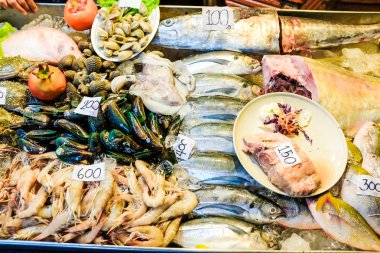 Buz yatakta taze çiğ deniz ürünleri