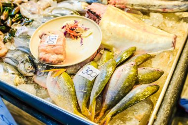 Buz yatakta taze çiğ deniz ürünleri