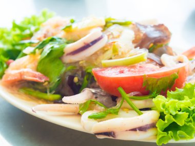 Baharatlı karışık deniz ürünleri