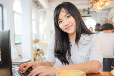 Genç akıllı kız öğrenci kullanma dizüstü bilgisayar 