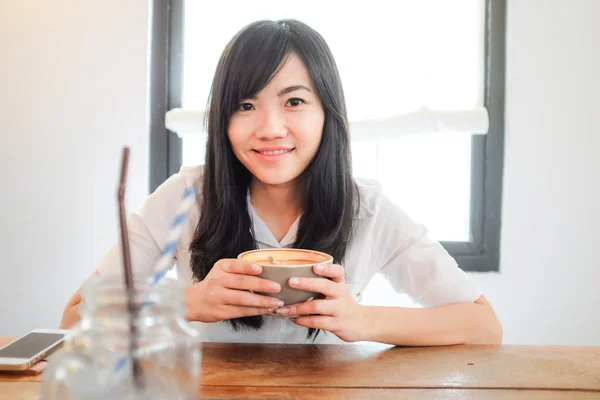 Asiática joven mujer hold café taza — Foto de Stock