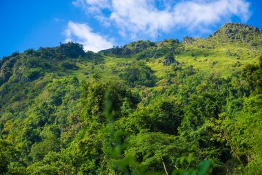 Mavi gökyüzü ile yüksek yarı Alp dağ