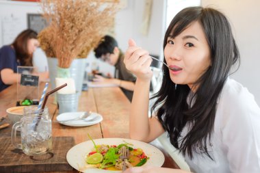 Restoranda öğle tatilinde genç iş kadını