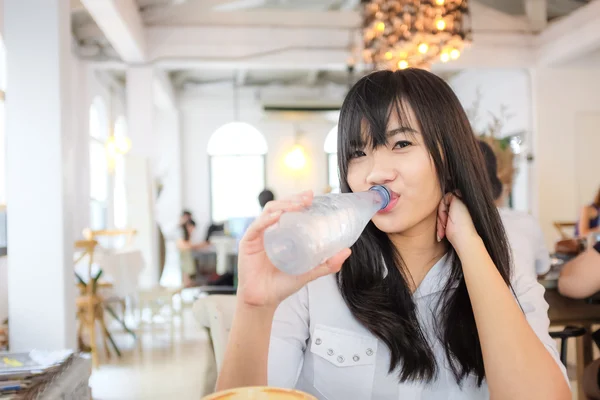 Portrait of young beautiful asian woman drinking water — Stock Photo, Image