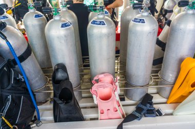 Oksijen tüplü dalış için hava tankları ve dişli 