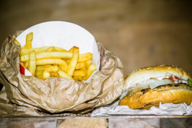 Çizburger ile etli sığır eti taze buns üzerinde